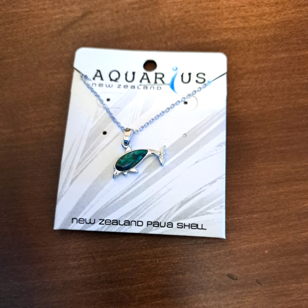 🎉Host Pick🎉 NWT Paua Shell necklace